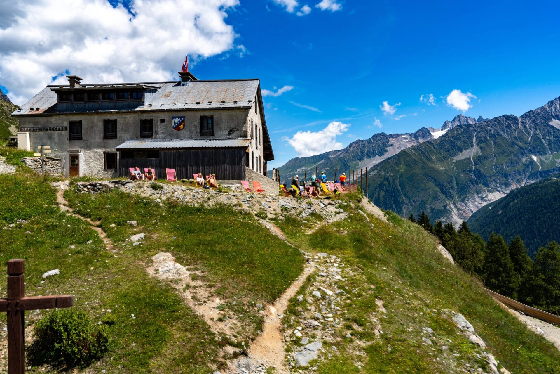 Refuge de la Flégère, balcon sud face au massif du Mont-Blanc