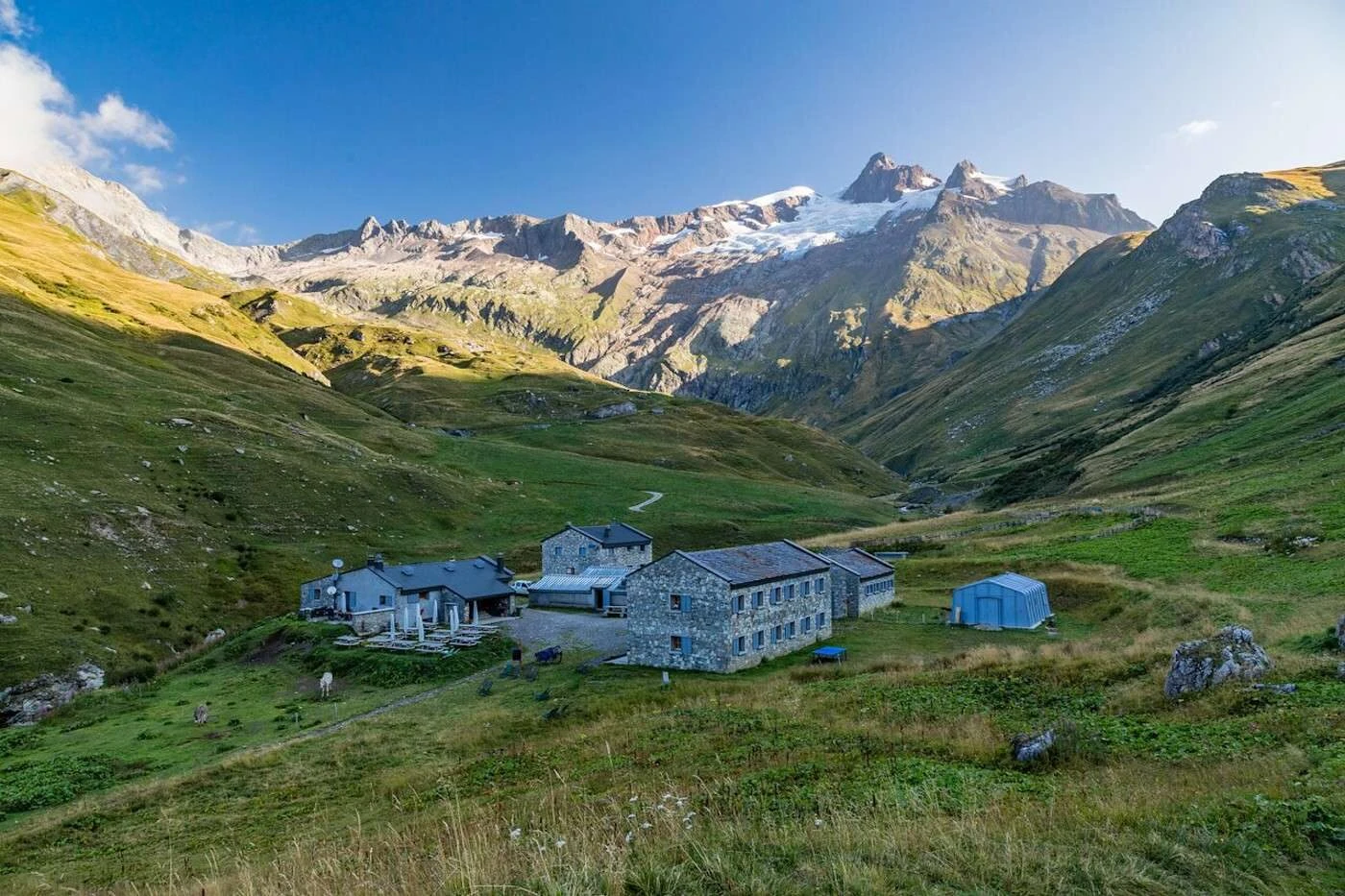 Refuge des Mottets dans la vallée des Glaciers, avant le col de la Seigne