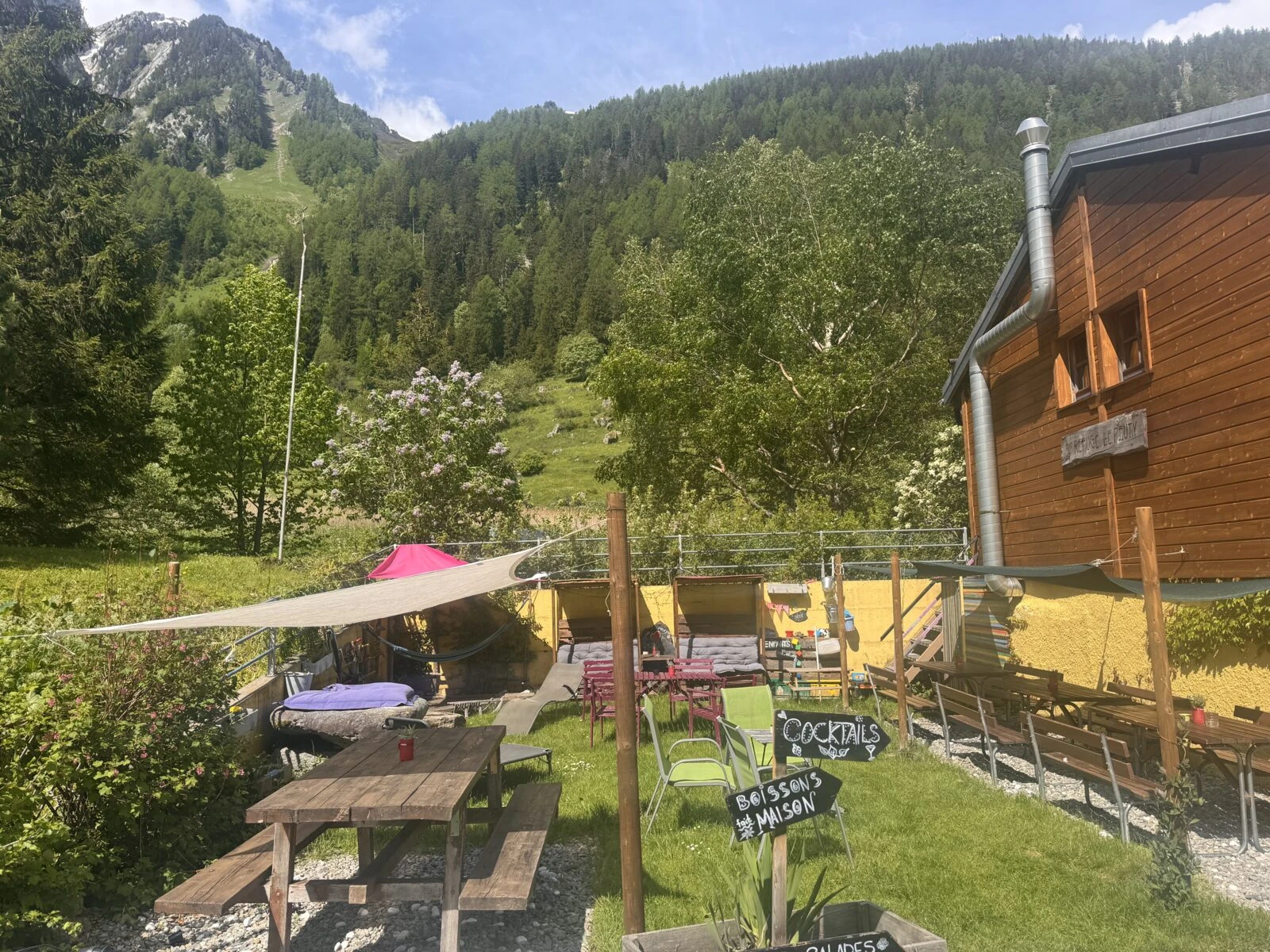 Refuge Le Peuty au hameau du Peuty, avant le col de Balme
