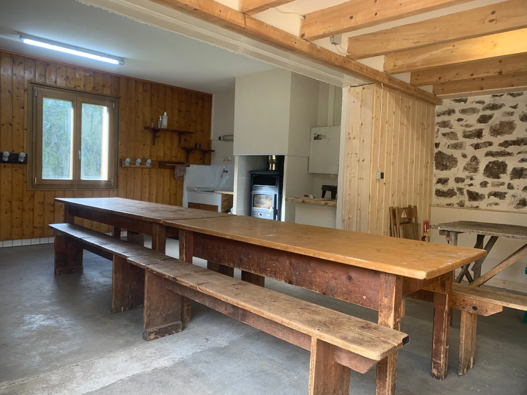 Intérieur du gîte forestier de Pré Grandu dans le Vercors