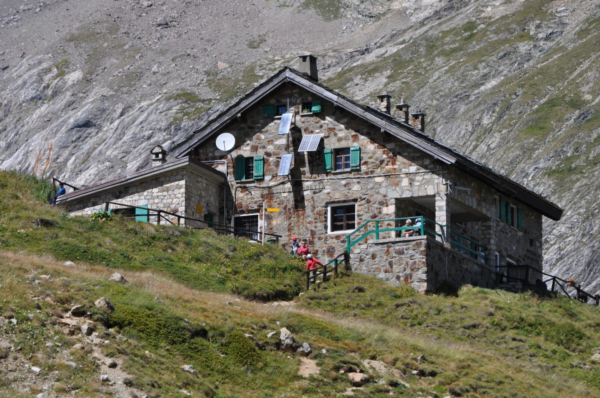 Rifugio Elisabetta au fond du Val Veny, sous le glacier de la Lée Blanche