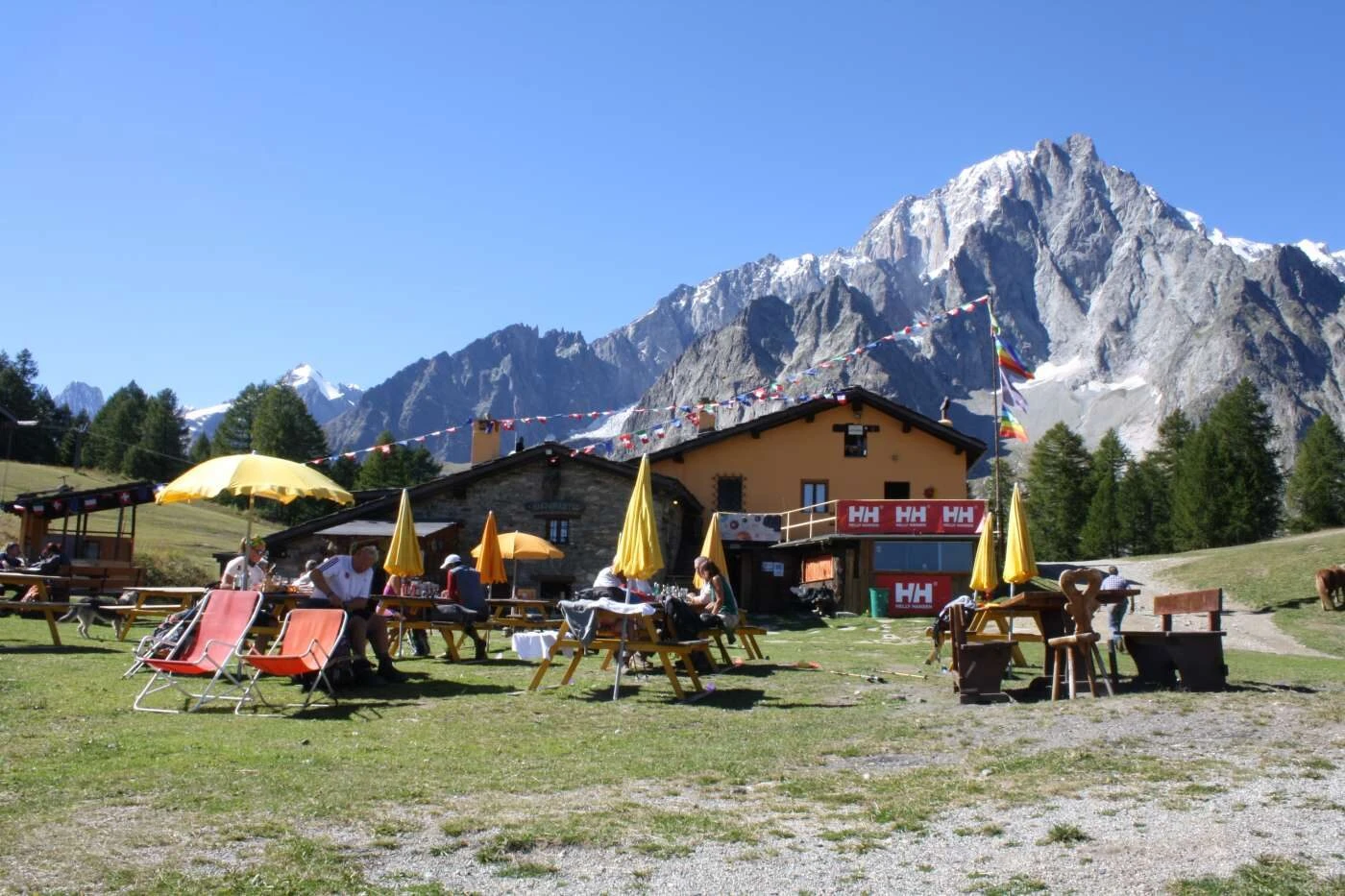 Rifugio Maison Vieille au Col Chécrouit, face aux Grandes Jorasses