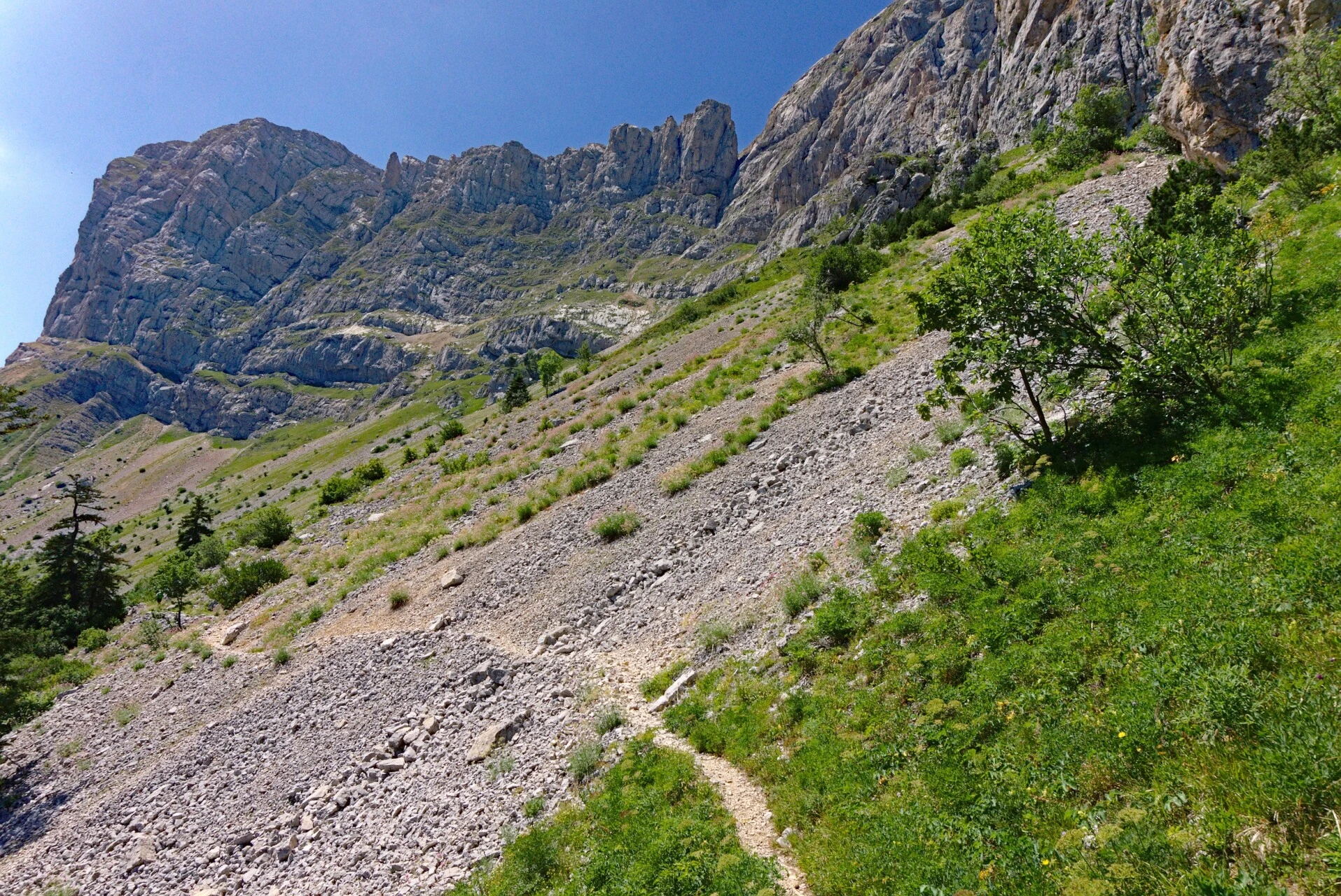 Sentier en balcon vers le Col Vert