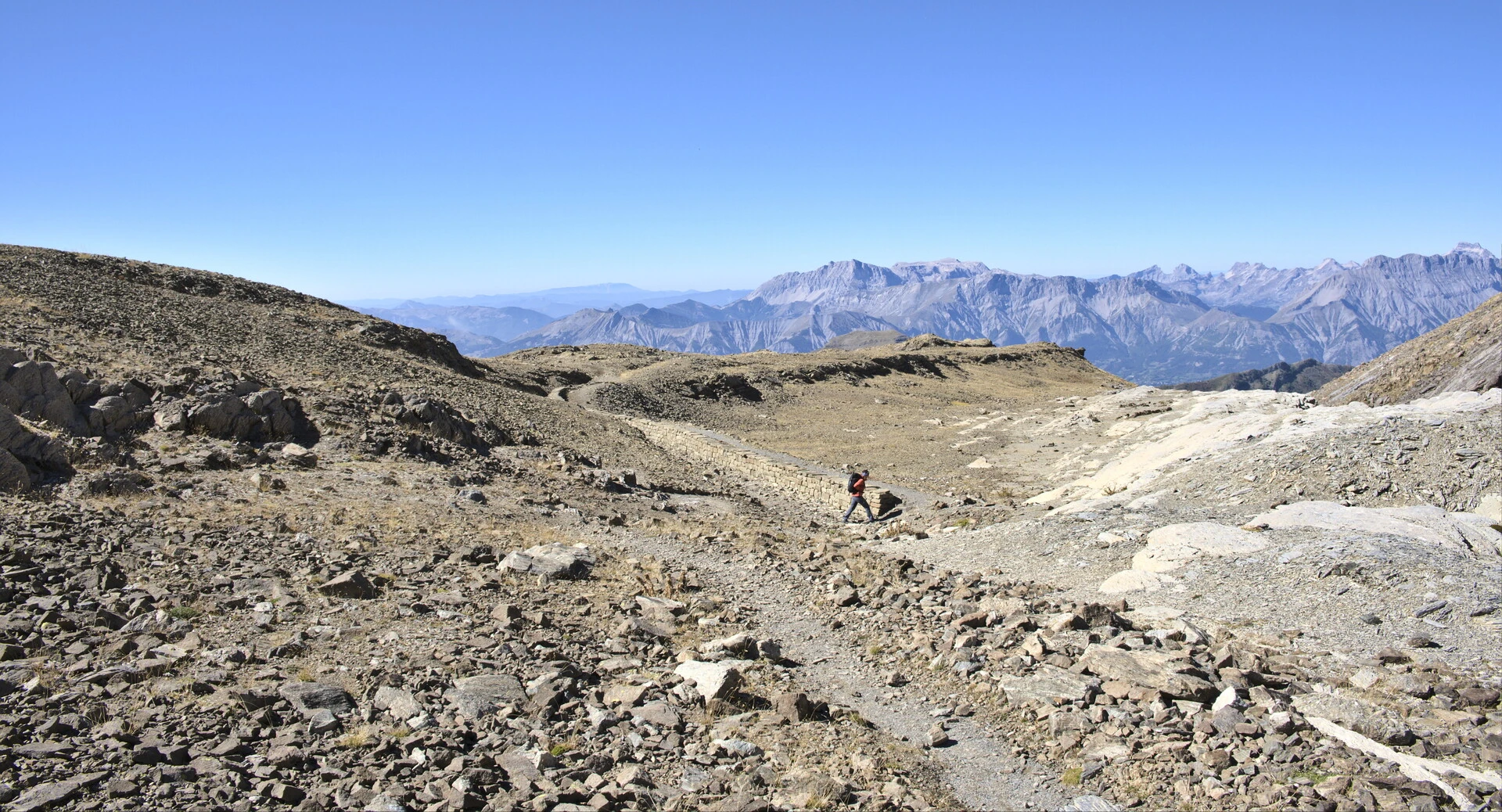 Sentier empierré dans les éboulis, sur la partie haute du Vieux Chaillol