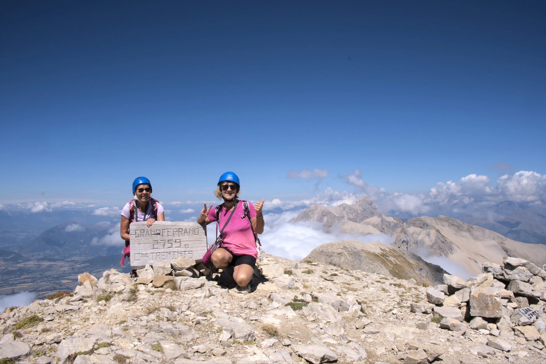 Au sommet du Grand Ferrand (2 758 m), au-dessus de la mer de nuages