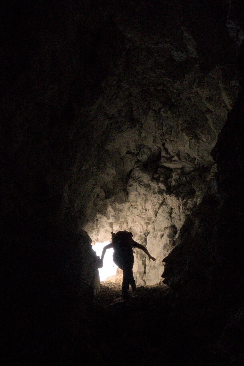 Sortie d'un tunnel naturel sur la variante du Grand Ferrand