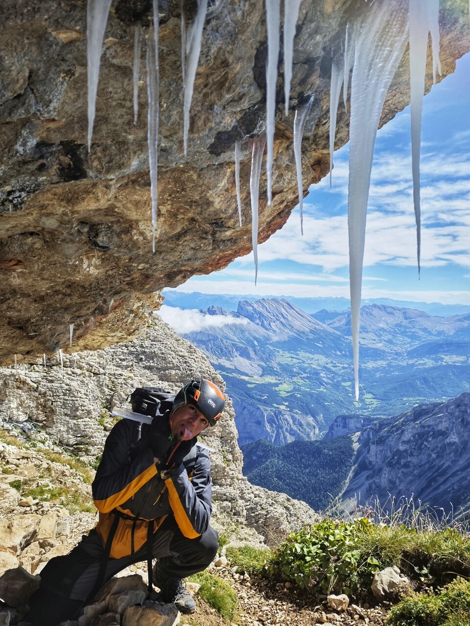 Stalactite de glace sous un surplomb, sur le sentier de l'Obiou à l'automne
