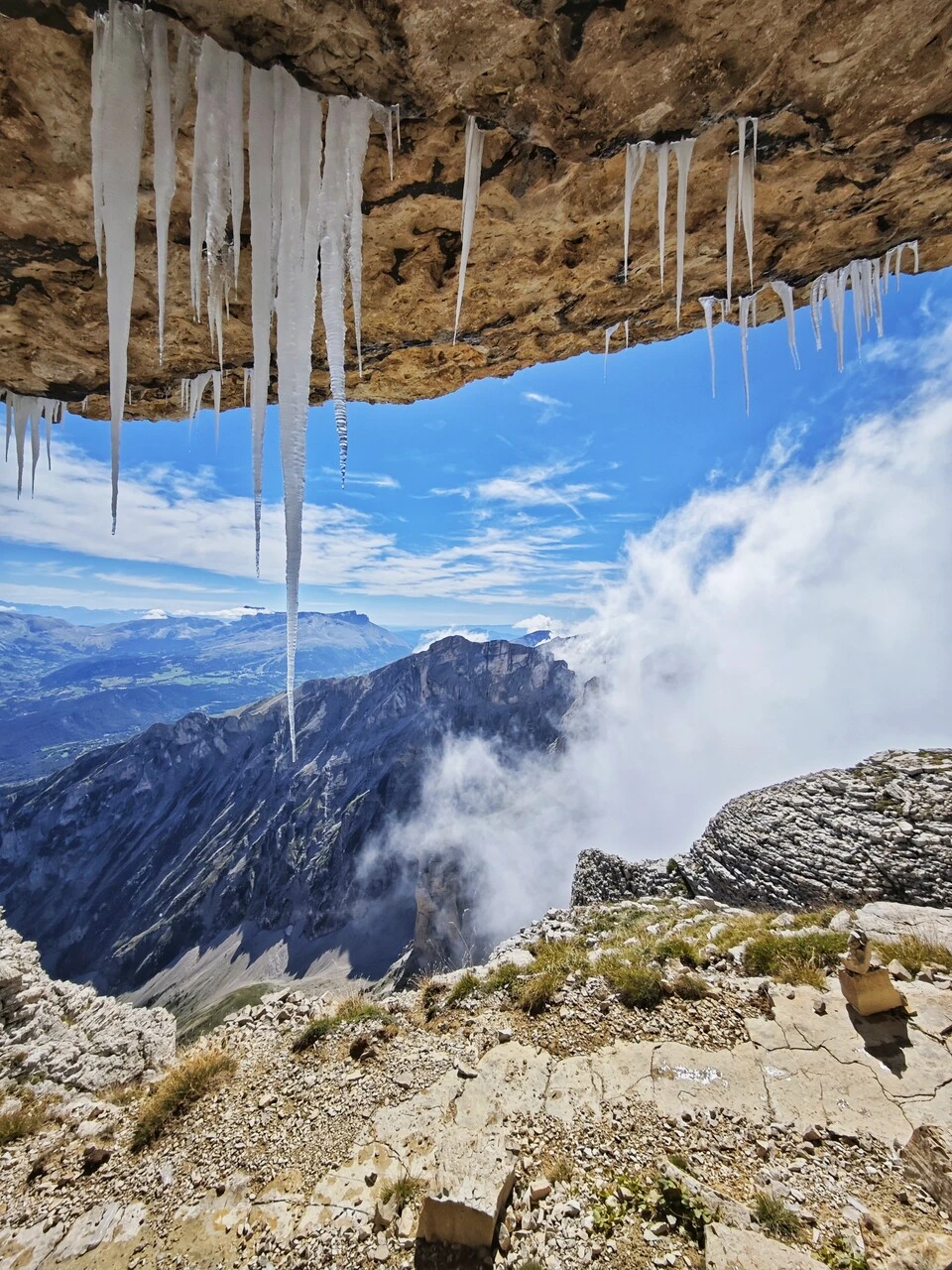 Chapelet de stalactites de glace au-dessus des nuages, sur le sentier de l'Obiou