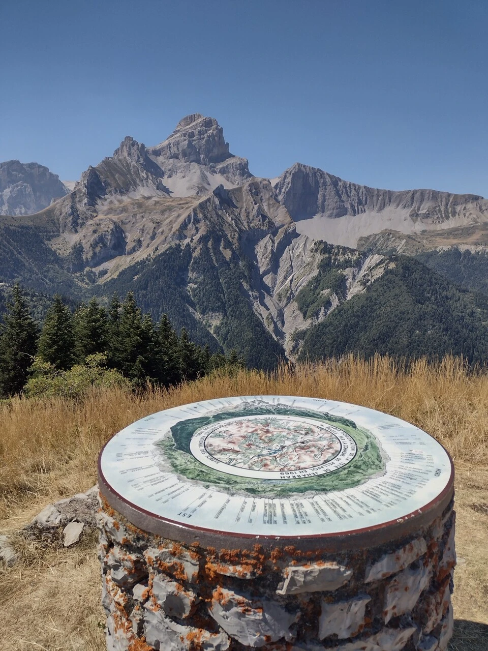 La table d'orientation de la Tête de Jenabran, au-dessus de Pellafol, face à l'Obiou