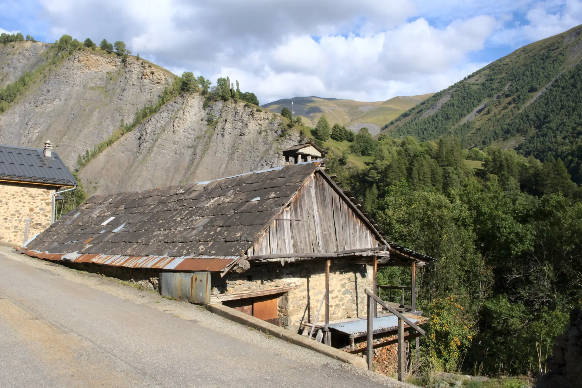 Toit en lauze à Clavans, architecture traditionnelle de l'Oisans