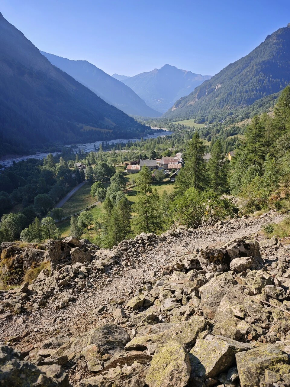 La vallée de Champoléon depuis le sentier de montée aux lacs de Crupillouse